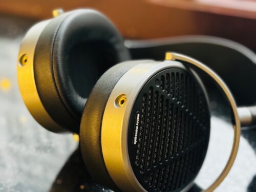 Audeze MM-100 Features dual cable inputs